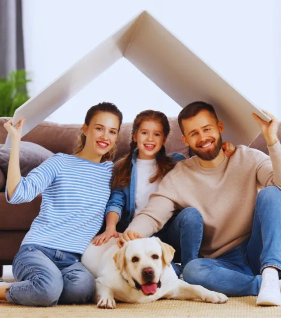 Familia estrenando casa